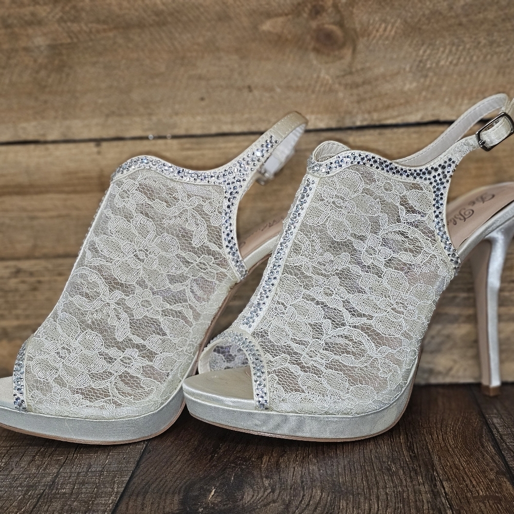 Never been worn except to try on. Size 8. De Blossom Collection.